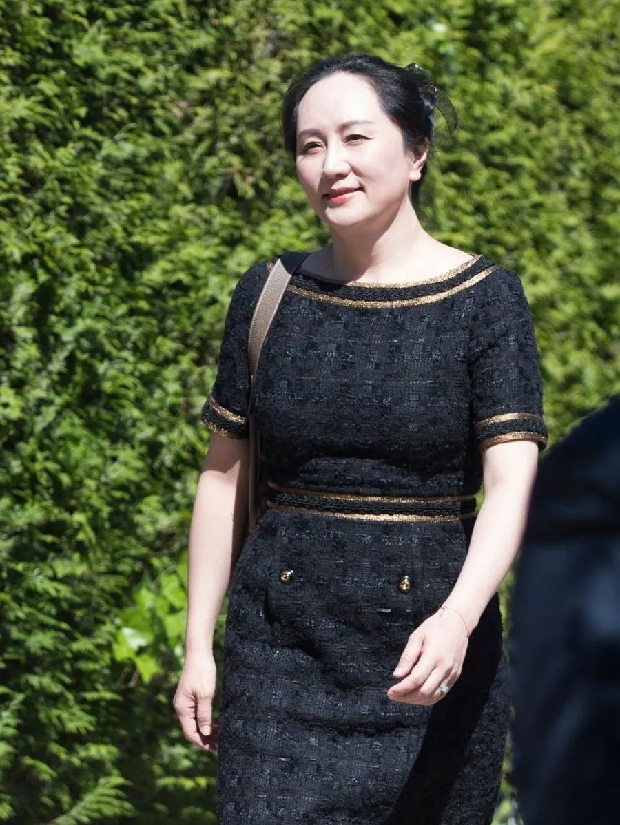 gucci藏蓝色连衣裙:roland mouret白色西装裙:ralph&russo孟晚舟的