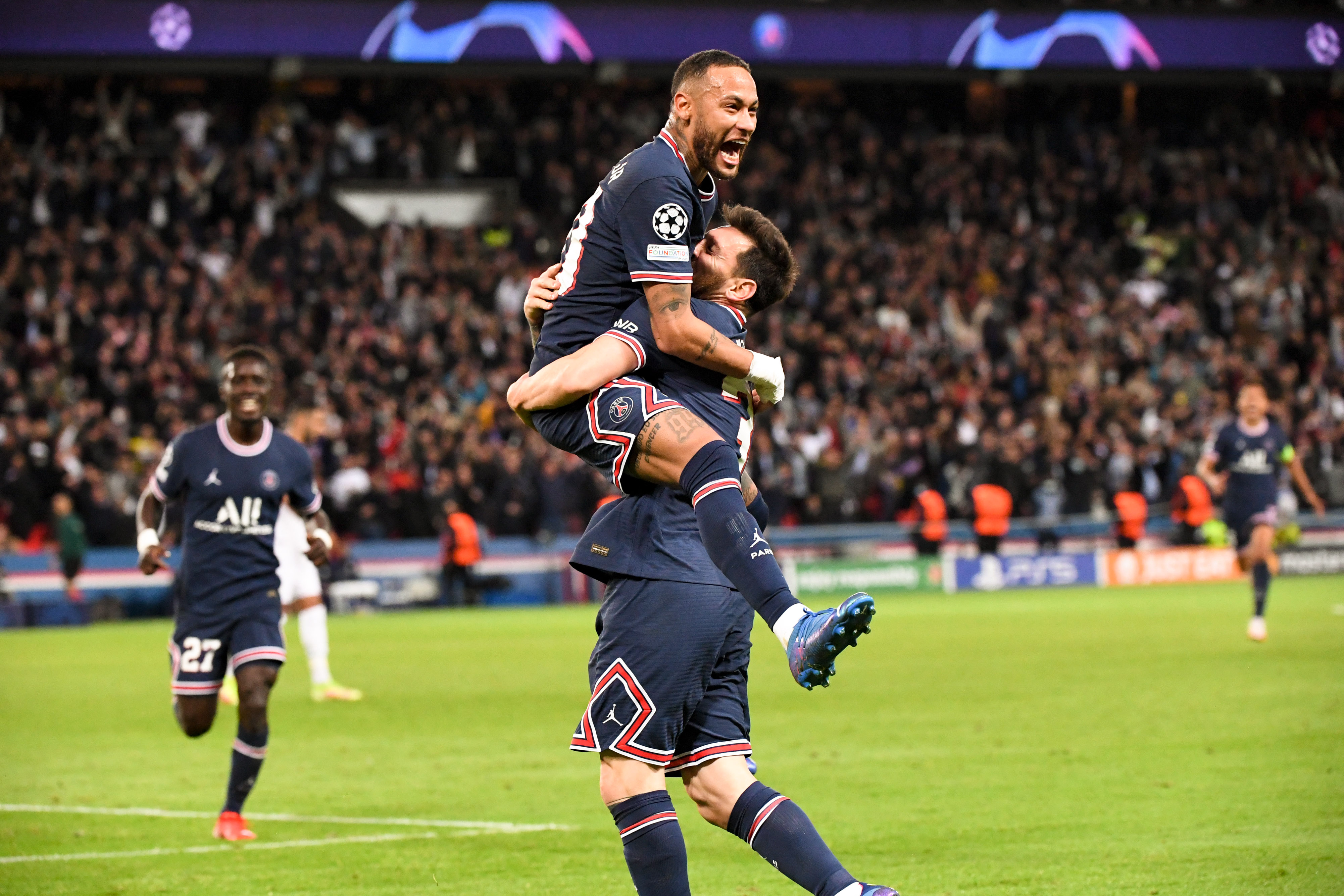 梅西对阵曼城集锦(体坛联播|梅西首球大巴黎击退曼城,皇马欧冠爆冷不