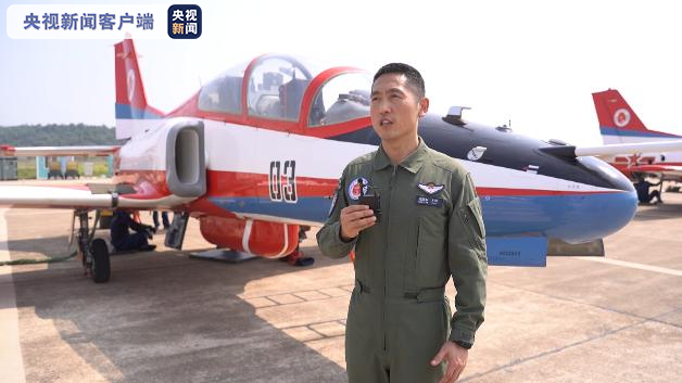 中国航空展：红鹰飞行公演队特别安排对烈士表示敬意。