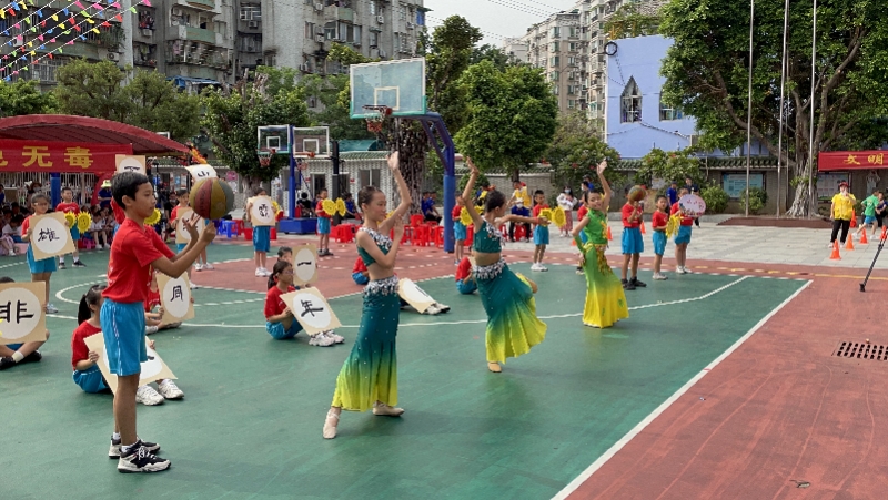 广州这所小学的校运会很特别！学生穿着各个民族的服装出场