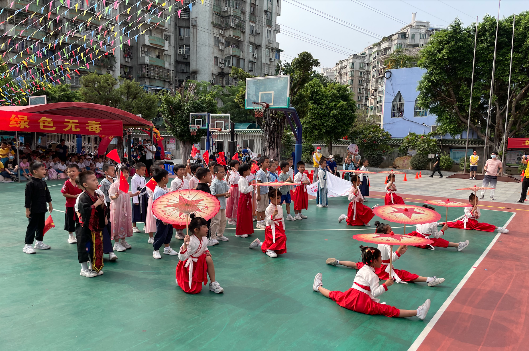 广州这所小学的校运会很特别！学生穿着各个民族的服装出场