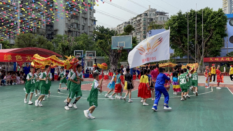 广州这所小学的校运会很特别！学生穿着各个民族的服装出场