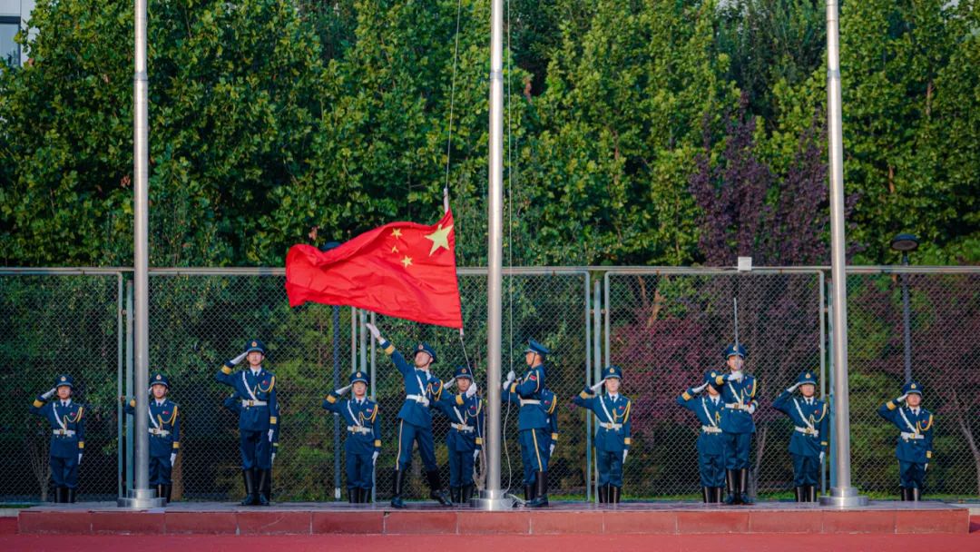 同学们，升旗了
