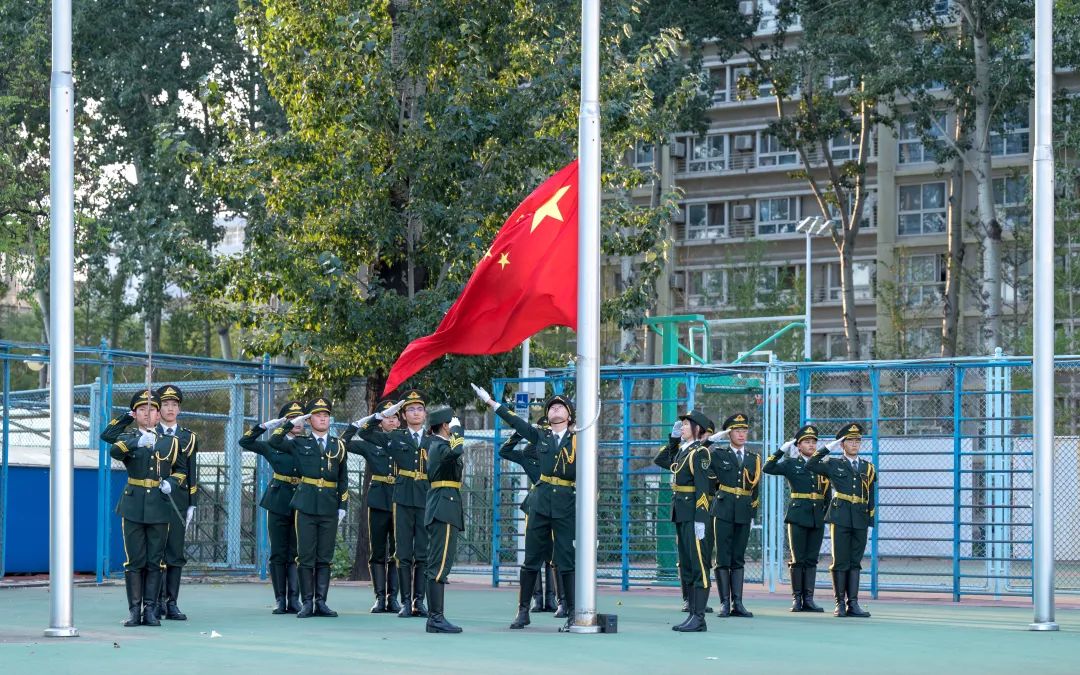 同学们，升旗了