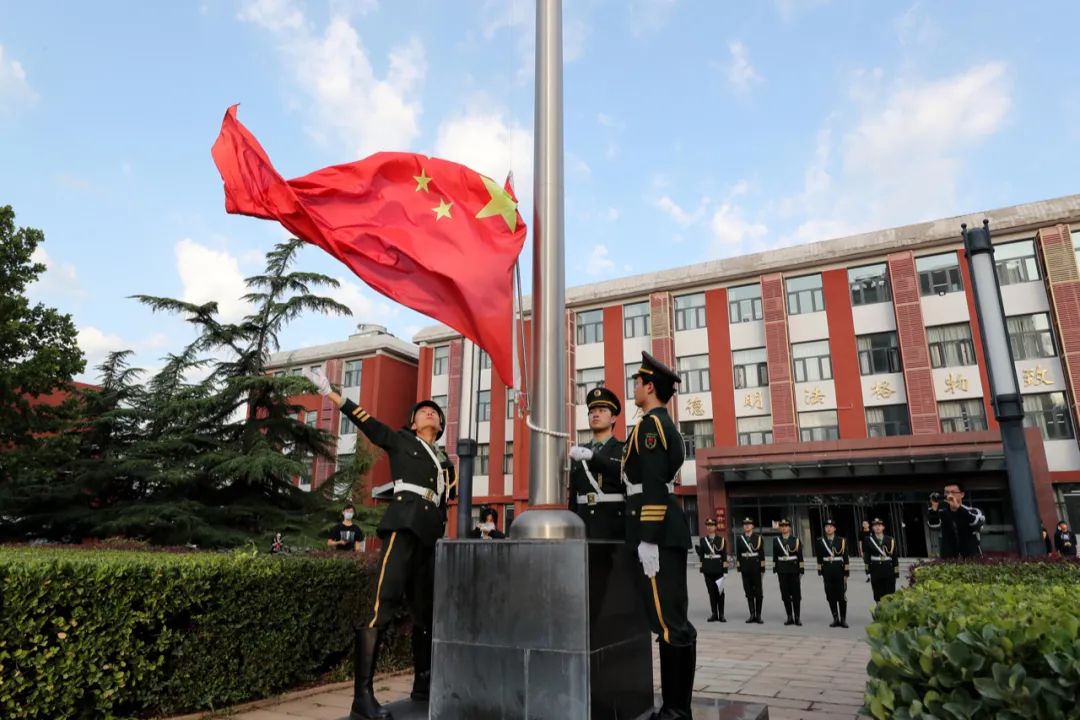 同学们，升旗了