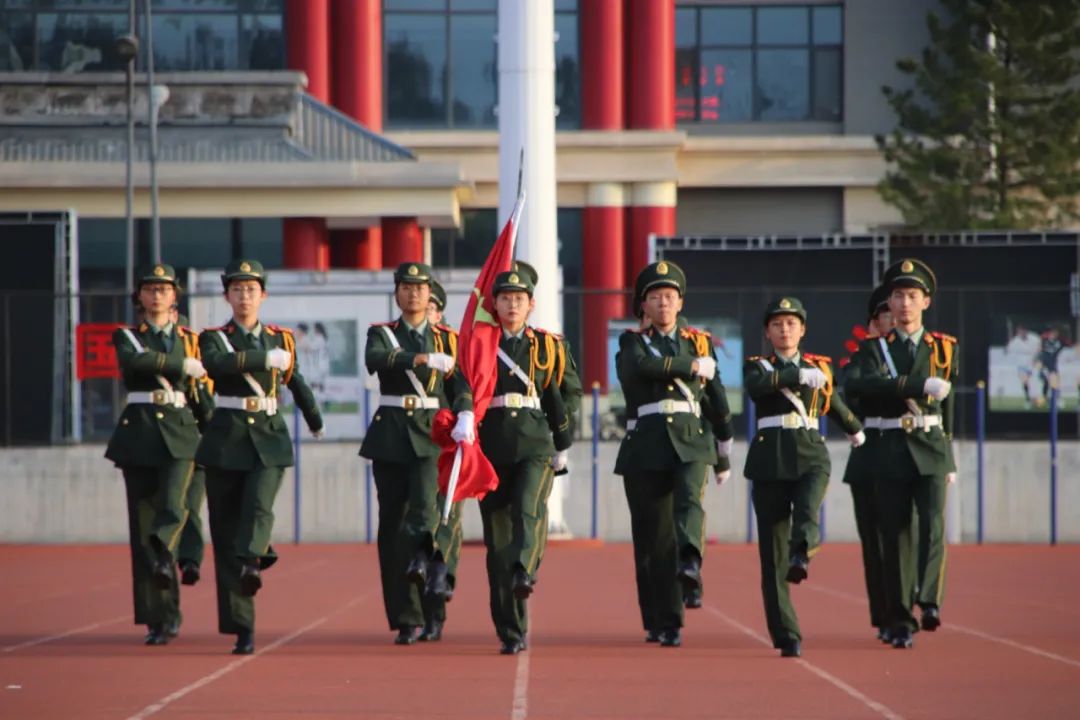 同学们，升旗了
