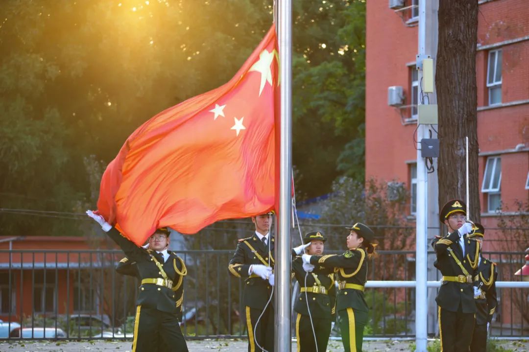 同学们，升旗了