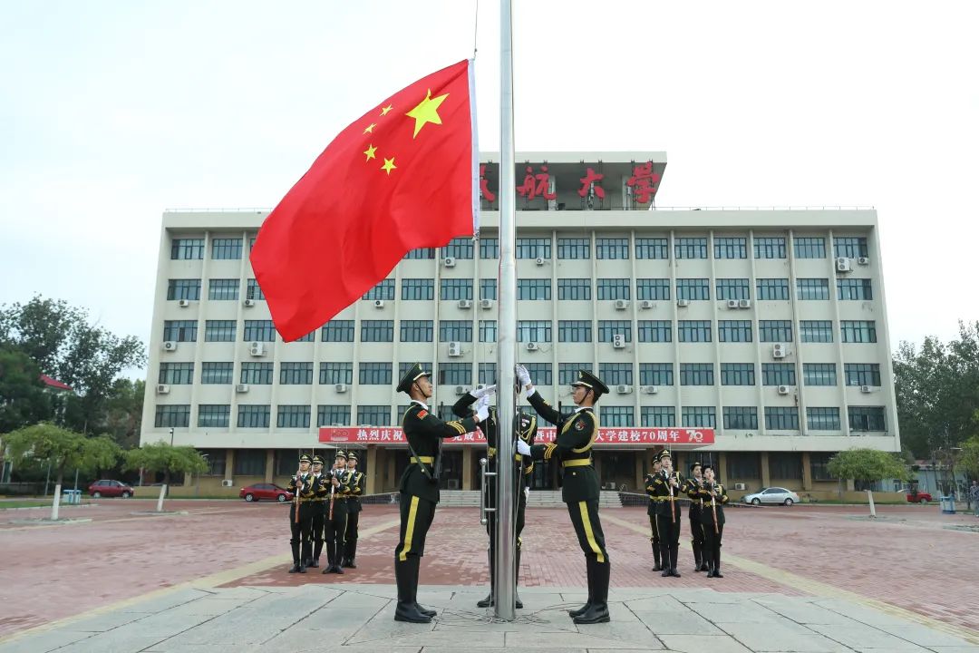 同学们，升旗了
