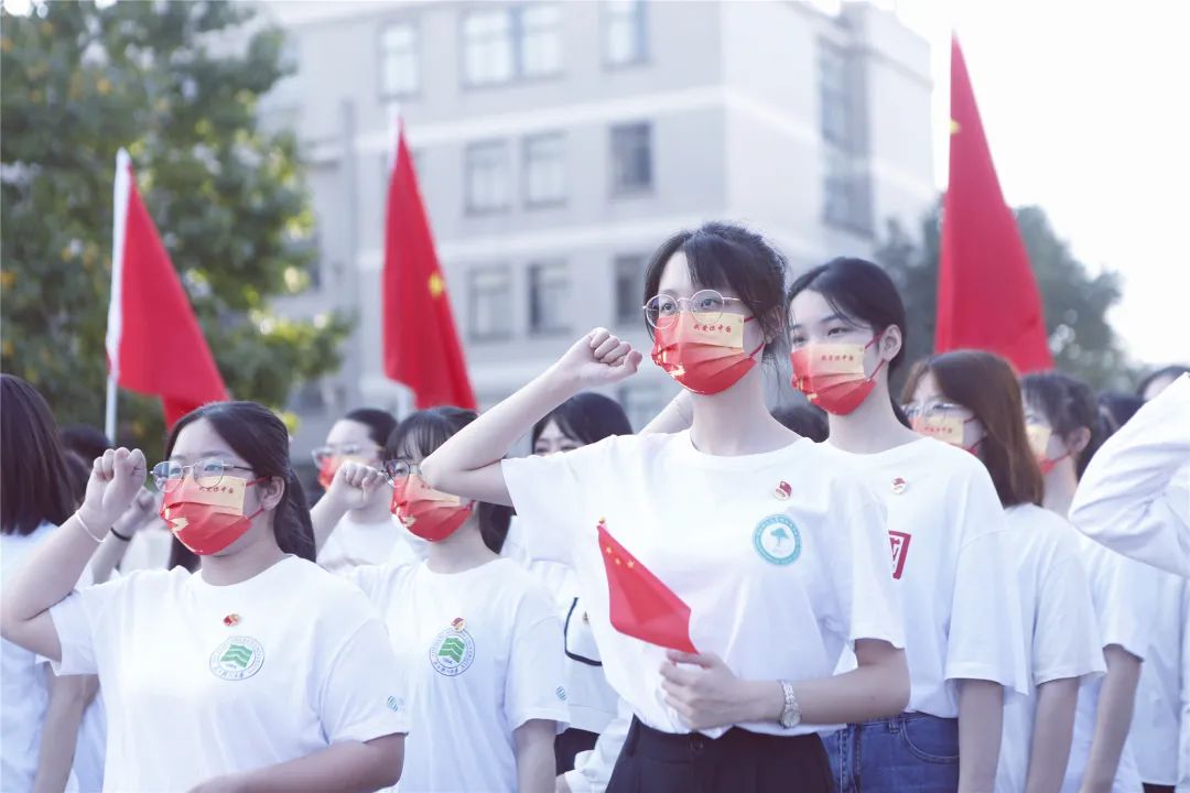 同学们，升旗了