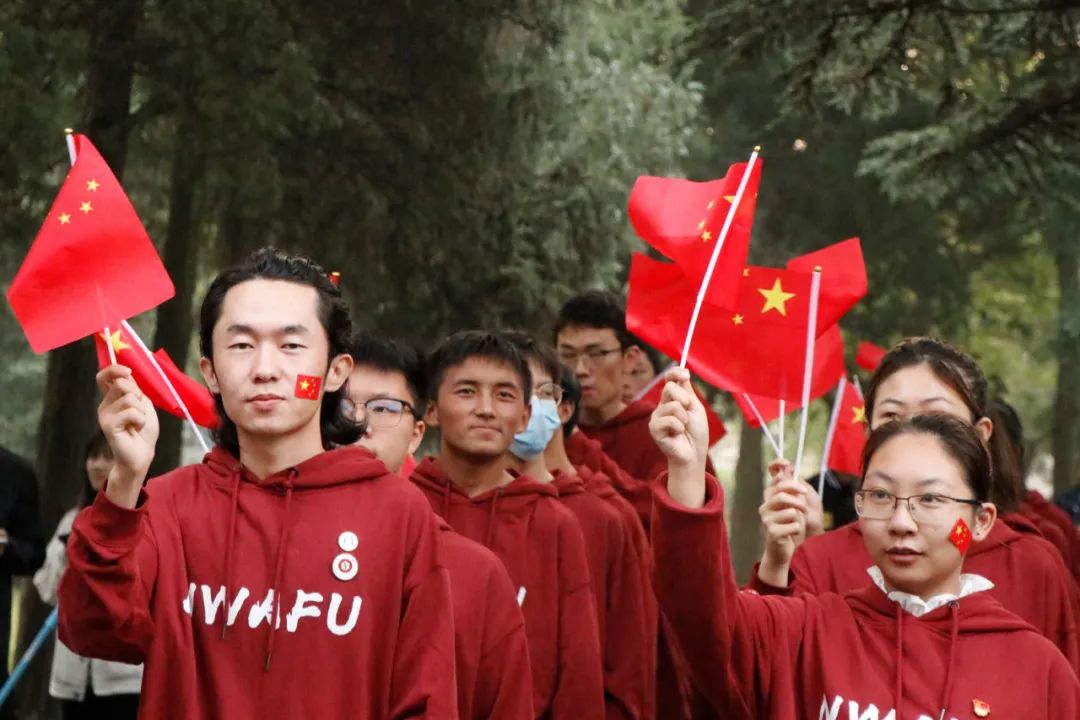 同学们，升旗了