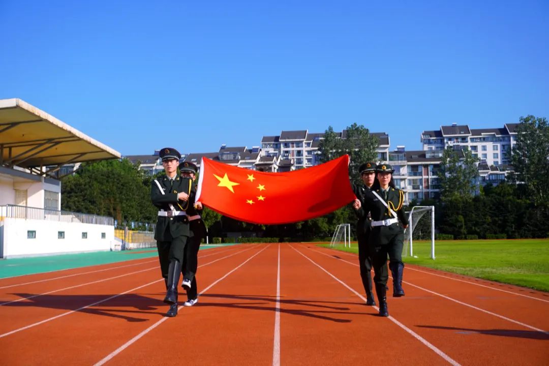 同学们，升旗了