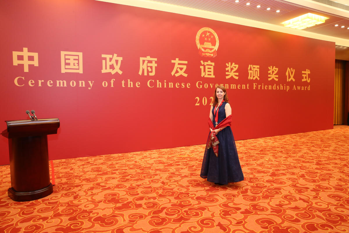 撰写抗疫日记、参与新冠病毒研究，江大外教萨拉获中国政府友谊奖