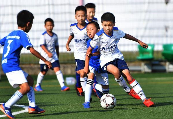 养足精神看世界杯(“双减”后的第一个国庆假日，晚报杯让足球少年们开启狂欢模式)