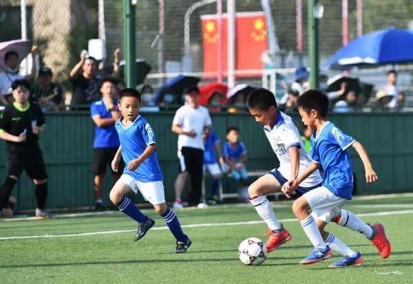 养足精神看世界杯(“双减”后的第一个国庆假日，晚报杯让足球少年们开启狂欢模式)