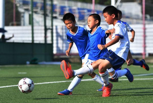 养足精神看世界杯(“双减”后的第一个国庆假日，晚报杯让足球少年们开启狂欢模式)