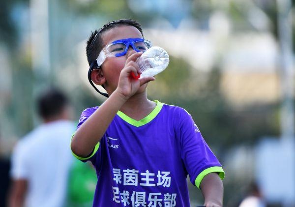 养足精神看世界杯(“双减”后的第一个国庆假日，晚报杯让足球少年们开启狂欢模式)