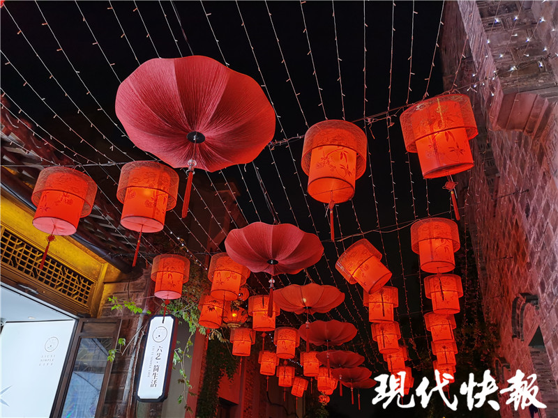 跨越夜晚的魅力！南京门东区上演了“第二个8小时”，游客们高呼“晚上不想去”。
