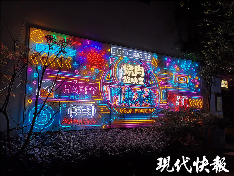 跨越夜晚的魅力！南京门东区上演了“第二个8小时”，游客们高呼“晚上不想去”。