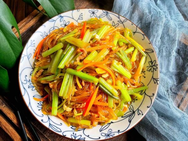 教你一招,做出的脆嫩滑爽的芹菜炒粉条越吃越香