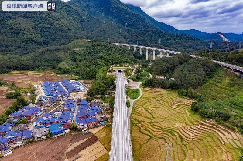 中老铁路今天全线铺轨完成 年内开通运营