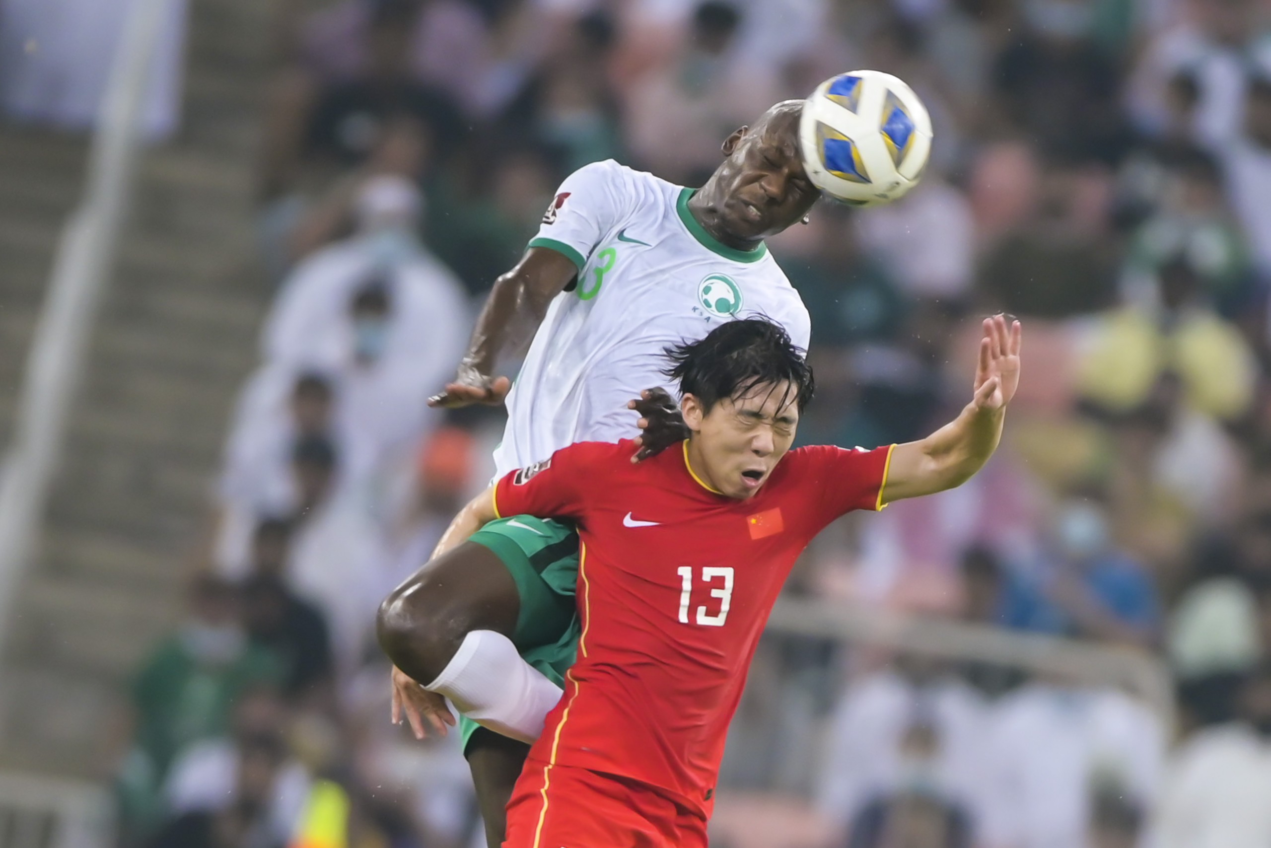 中国和沙特的足球12强的比赛日(国足2-3不敌沙特！上下半场判若两队，入籍球员洛国富破门)