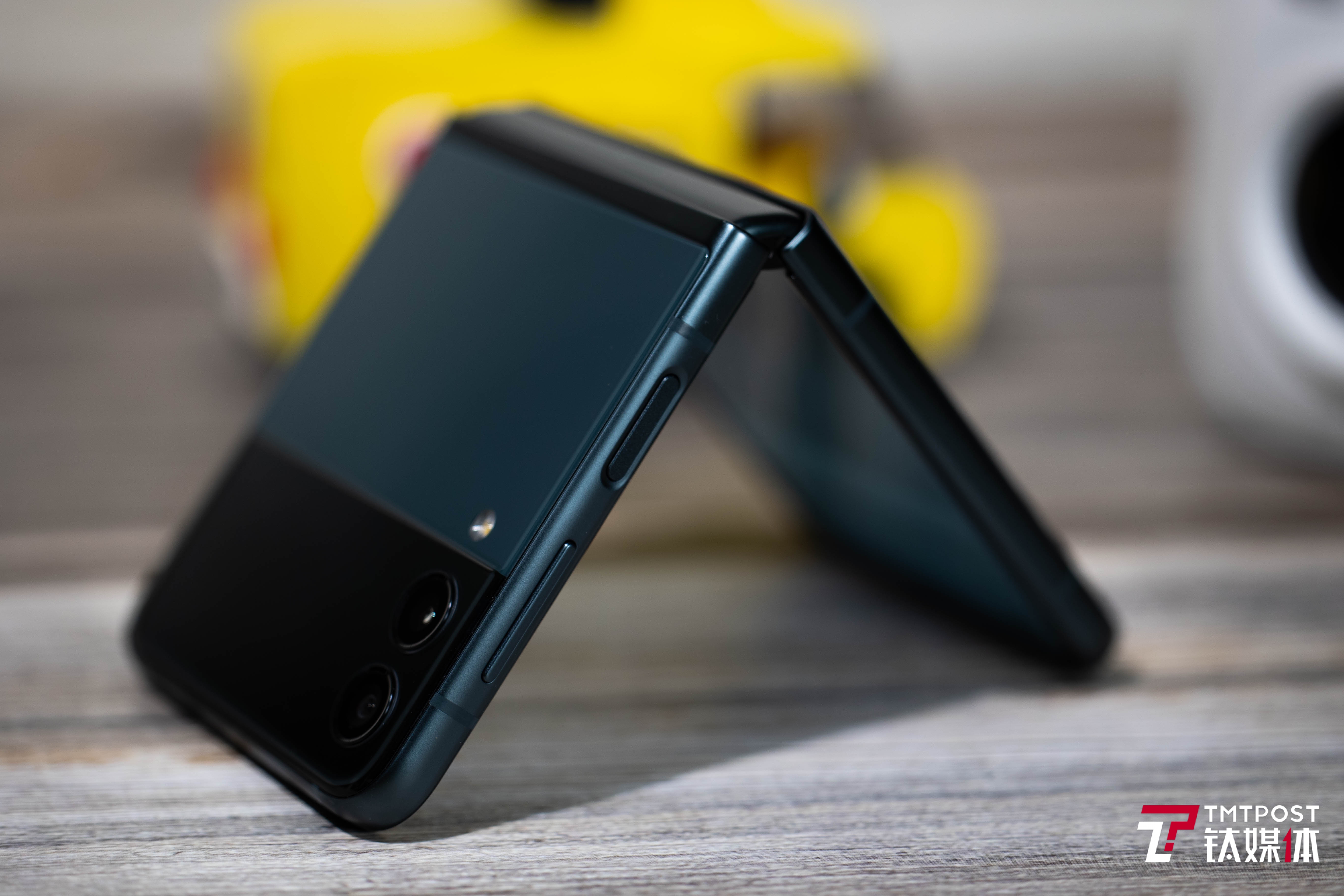 三星Galaxy Z Flip3 5G體驗：“翻蓋手機”回潮丨鈦極客