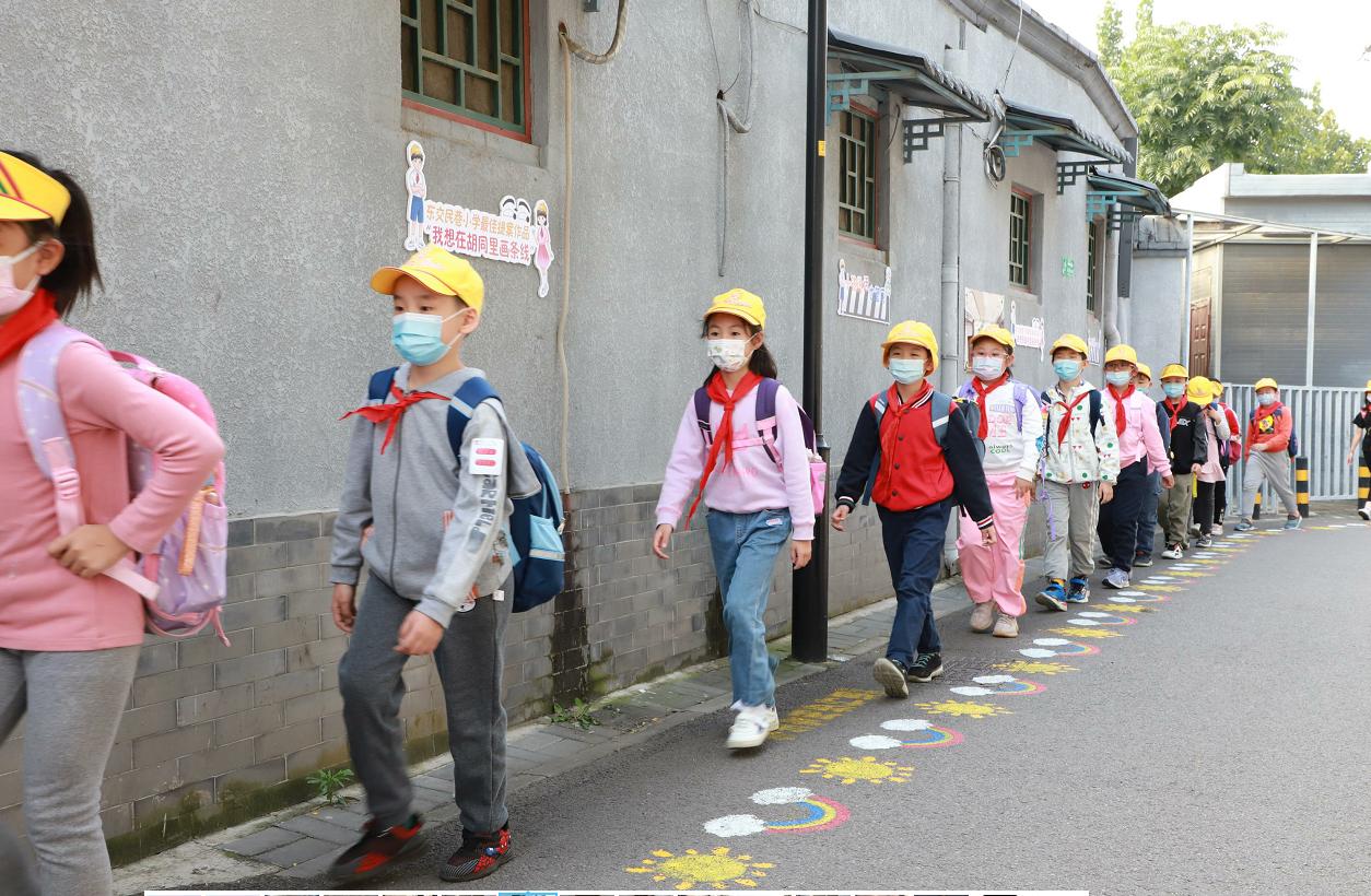 東交民巷小學(xué)門口鋪上“彩虹路”(圖3)