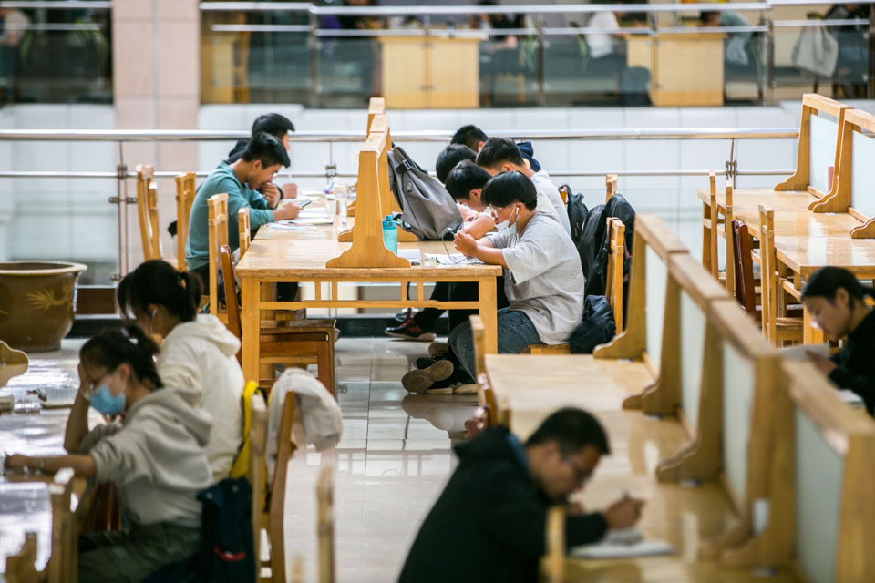 考研的人拼到死，保研有人放鸽子