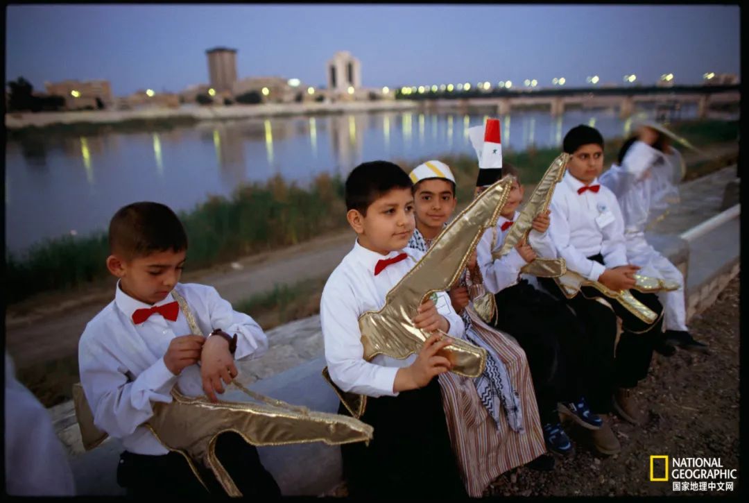 2003年6月刊,在美国开始投放炸弹的前几天,伊拉克首都巴格达的几名小