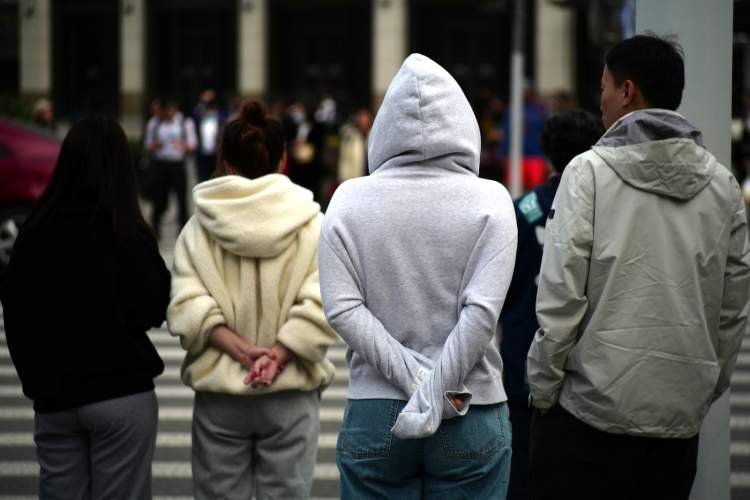 面对冷空气，这些上海人准备穿上棉毛衫裤，搿就是一种海派穿衣文化