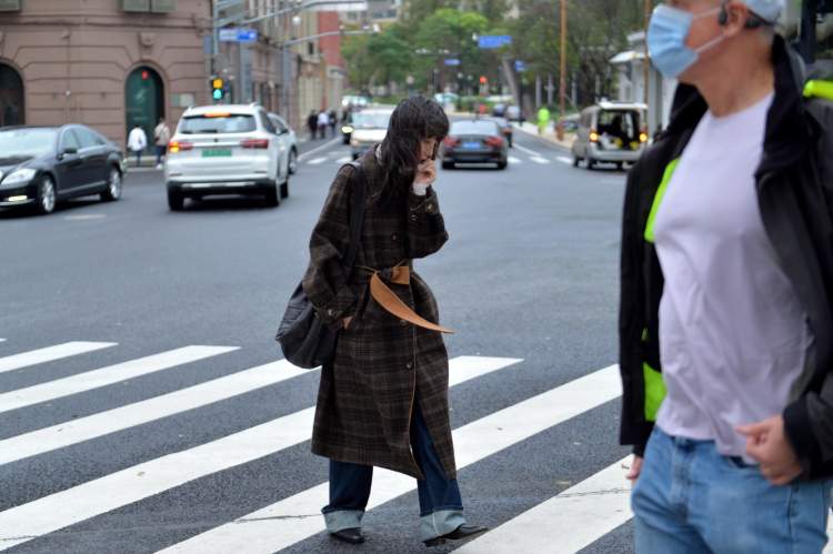 面对冷空气，这些上海人准备穿上棉毛衫裤，搿就是一种海派穿衣文化
