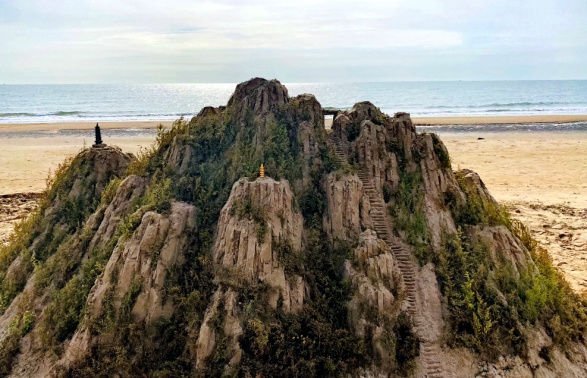 山海相连！老人用海沙、绿植堆起层峦叠翠