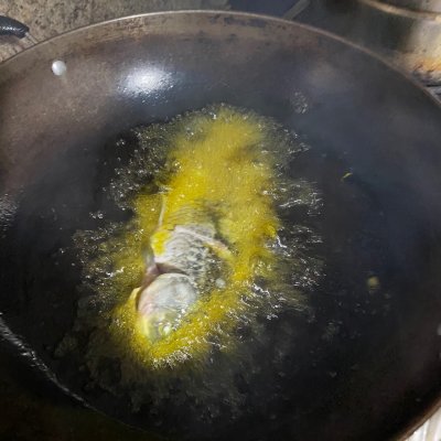 家常鯽魚(yú),家常鯽魚(yú)的做法和步驟