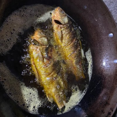 家常鯽魚(yú),家常鯽魚(yú)的做法和步驟