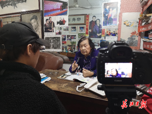“红娘奶奶”也玩起了短视频，“甜蜜的事业”为近3000对男女找到幸福