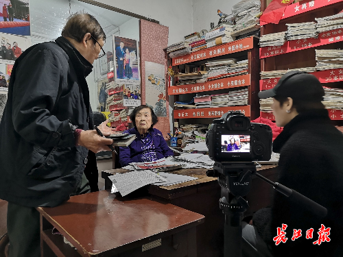 “红娘奶奶”也玩起了短视频，“甜蜜的事业”为近3000对男女找到幸福