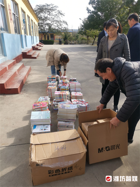 捐一缕书香献一片真情 好心人为小学生捐赠1000册图书