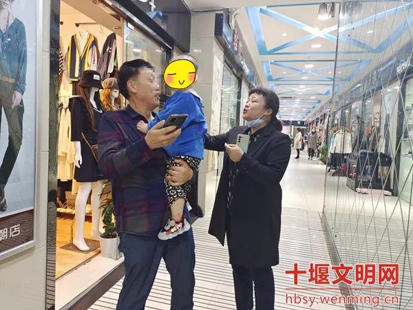 事发五堰！她俩下班路上多看了一眼，立即决定：回派出所！