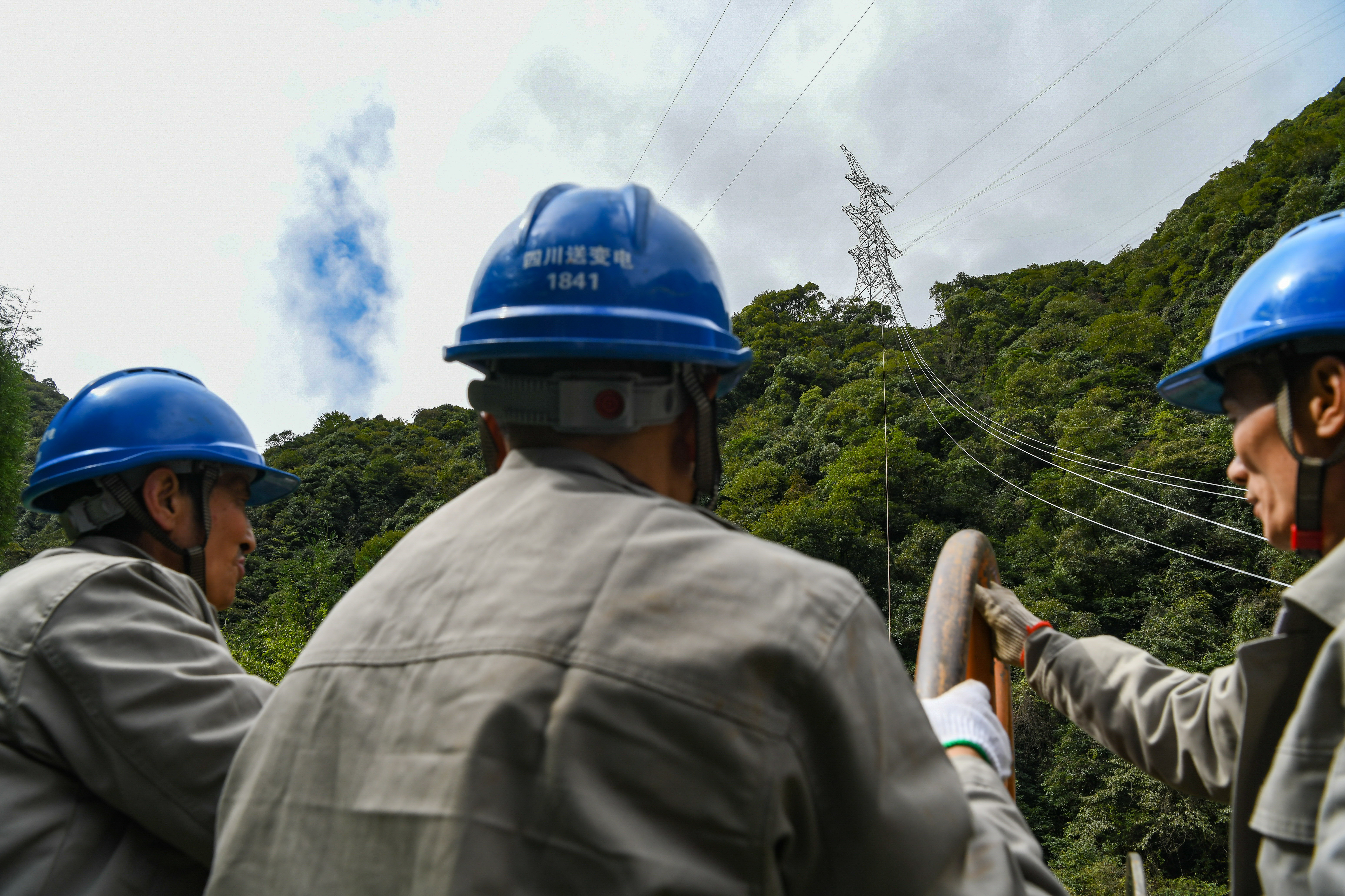 二郎山上的电力建设者：在百米高空“如履平地”是如何炼成的？