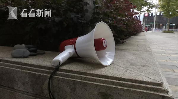 遭遇“高空吐痰”男子逼急用喇叭警告：敢做不敢当
