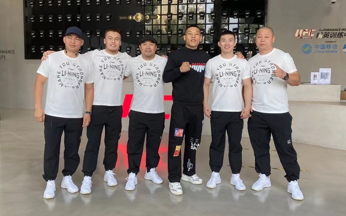 李景亮对阵齐马耶夫比赛时间（迎战“饿狼”奇马耶夫，李景亮做足地面抱摔准备）