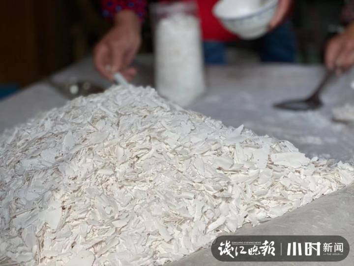 三家村手削藕粉上新，10斤鲜藕才能出1斤粉，泡一碗就是西湖的味道