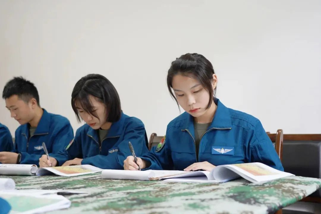 陆军飞行员小姐姐，惊艳全网