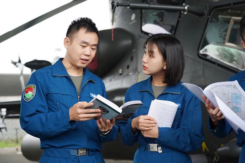 陆军飞行员小姐姐，惊艳全网