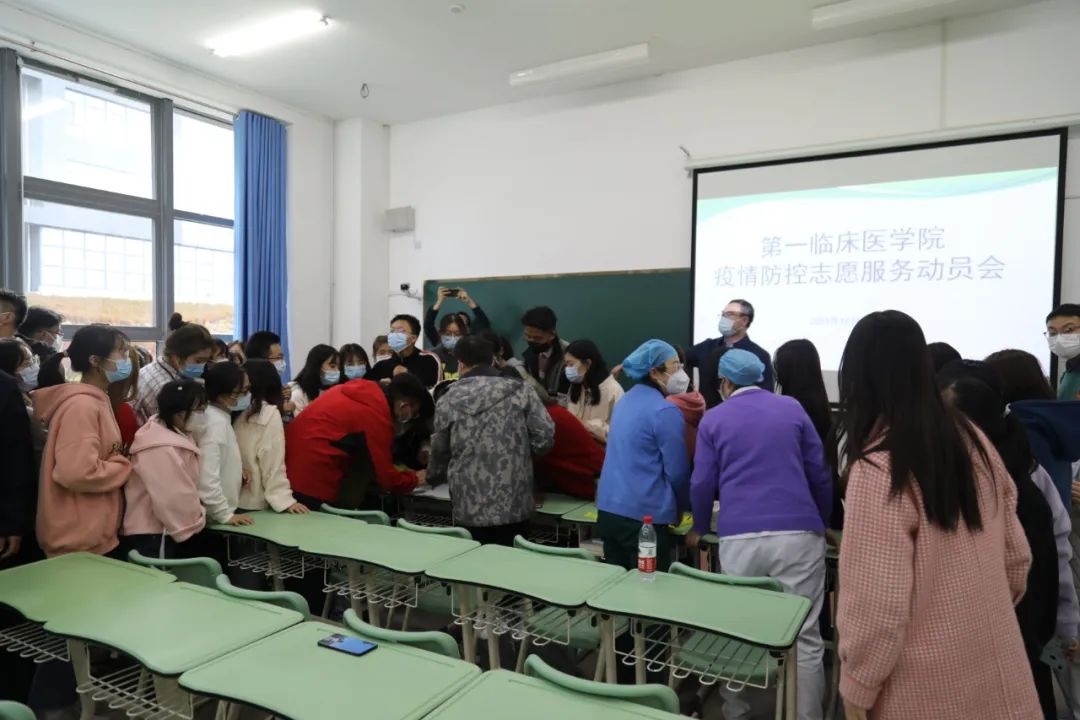 一万多名大学生连夜请战，微信群爆满！