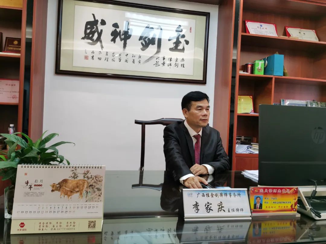 扶弱济困，执业为民！他荣获“全国优秀律师”荣誉称号