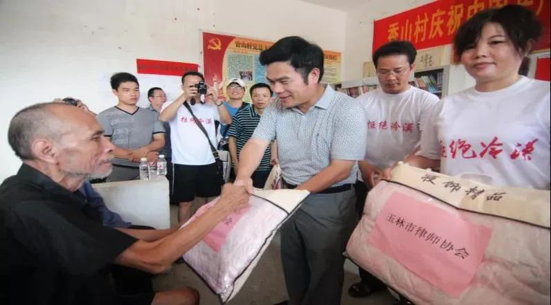 扶弱济困，执业为民！他荣获“全国优秀律师”荣誉称号