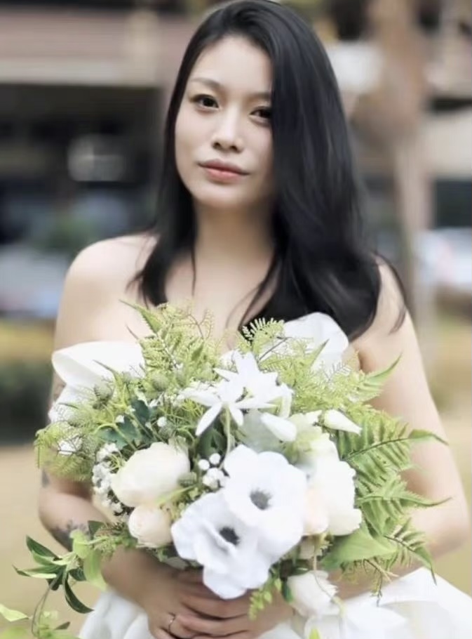 毛惠图片(汪峰前妻晒婚纱照，34岁葛荟婕声称要嫁给自己，小苹果和妈妈超像)