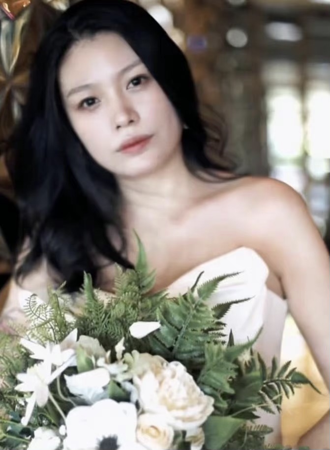 毛惠图片(汪峰前妻晒婚纱照，34岁葛荟婕声称要嫁给自己，小苹果和妈妈超像)