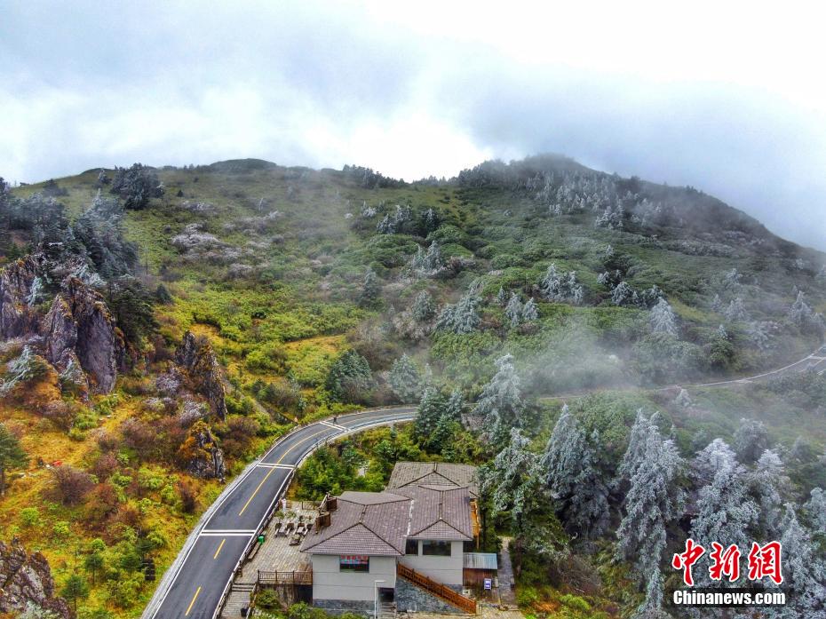 神农架图片(湖北神农架：半山秋色半山凇)